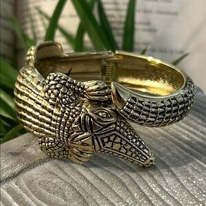 📌LAST DAY (don’t miss out!)📌 Alligator clamper Bracelet goldtone